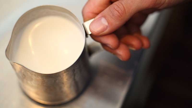 چه نوشیدنی‌هایی نیاز به فوم شیر دارند؟