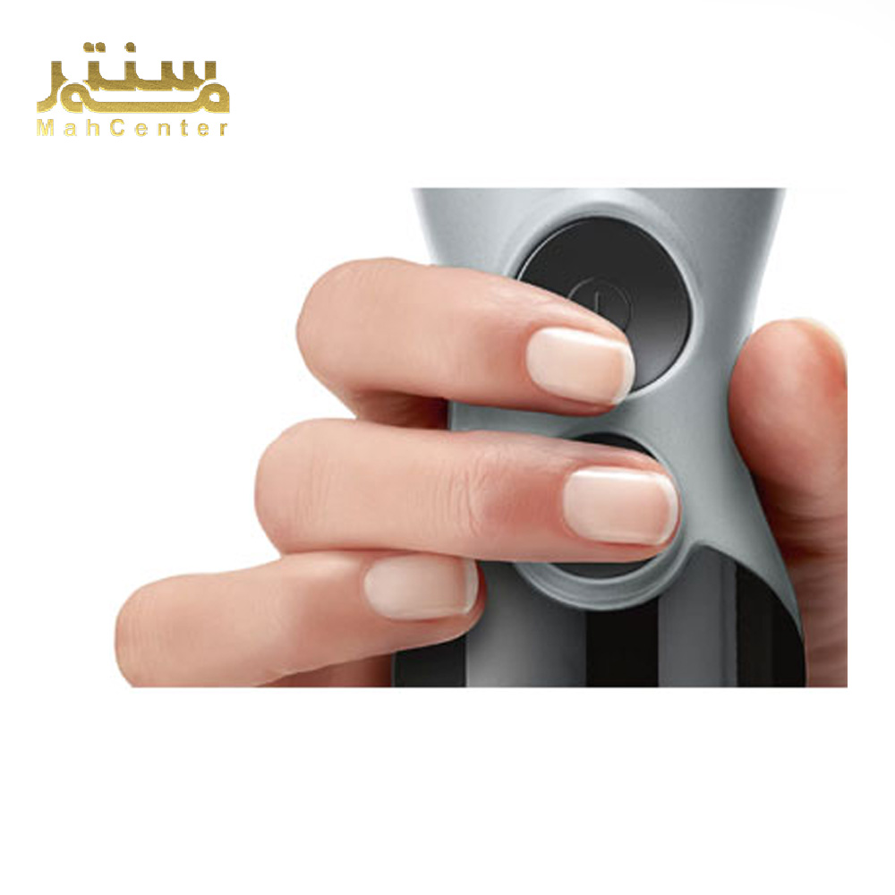دستی در حال لمس دکمه گوشت کوب برقی بوش مدل msm67170