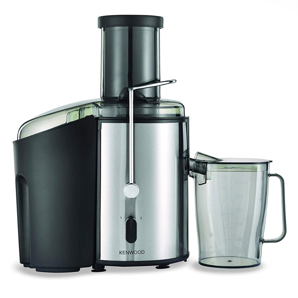 آبمیوه‌گیری کنوود مدل JEM02 با طراحی کلاسیک و بدنه پلاستیکی سفیدرنگ روی کابینت آشپزخانه