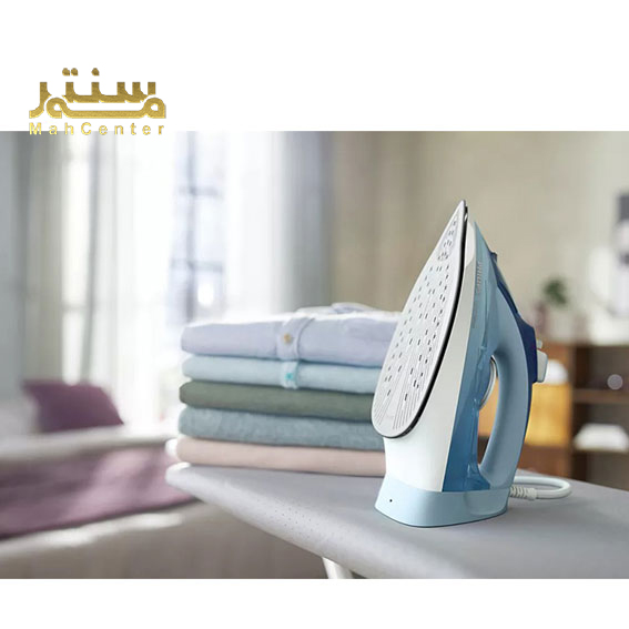 اتو بخار فیلیپس DST5020 در حال اتوکشی لباس