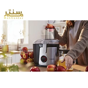 دستگاه آبمیوه‌گیری بوش مدل MES4000 با قیف بزرگ بر روی کابینت آشپزخانه.