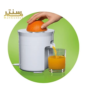 دستی در حال آب پرتقال گرفتن با آب مرکبات گیری براون مدل cj3050