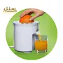 دستی در حال آب پرتقال گرفتن با آب مرکبات گیری براون مدل cj3050