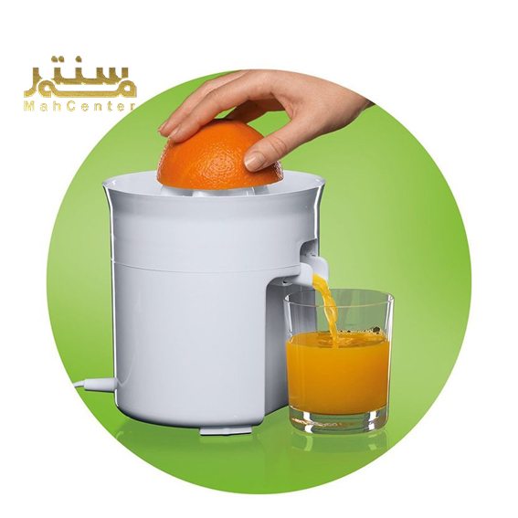 دستی در حال آب پرتقال گرفتن با آب مرکبات گیری براون مدل cj3050