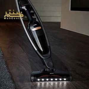 جاروشارژی آاگ QX9-1-40GG در حال نظافت فرش