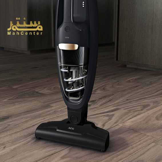 جاروشارژی آاگ QX6-1-42GG در حال نظافت کف خانه