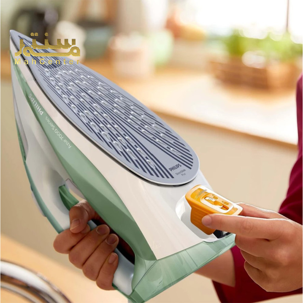 نمای نزدیک از اتو بخار فیلیپس DST7012 با طراحی ارگونومیک و دکمه‌های تنظیم بخار.