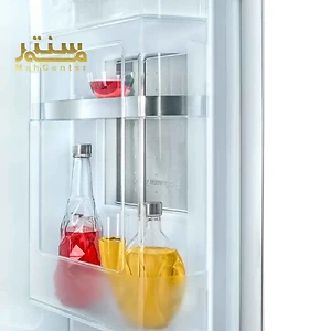 محفظه درب یخچال با بطری‌های رنگی حاوی نوشیدنی.