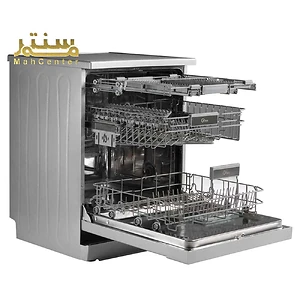 این تصویر یک ماشین ظرفشویی ایستاده (free-standing)  نقره‌ای رنگ را نشان می‌دهد که در آن باز است