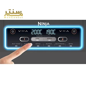 یک سرخ کن هوا نینجا فودی دو منطقه‌ای با کنترل‌های صفحه لمسی نشان داده شده است. یک دست در حال فشار دادن دکمه "شروع/توقف" است.