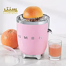 این تصویر یک آبمیوه گیر برقی مدل CJF01 ساخت برند SMEG را نشان می‌دهد. این دستگاه دارای ظاهری زیبا و شیک در رنگ صورتی است. بر روی بدنه آن نام برند SMEG به صورت برجسته نقش بسته است. - دوم