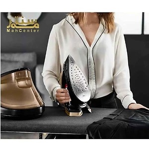 خانمی در حال اتو کردن یک شلوار مشکی