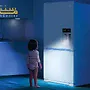 "تصویری از دو گیلاس قرمز یخ‌زده که داخل قالب‌های شفاف یخ قرار گرفته‌اند، با پس‌زمینه‌ای ساده و لوگوی MahCenter."