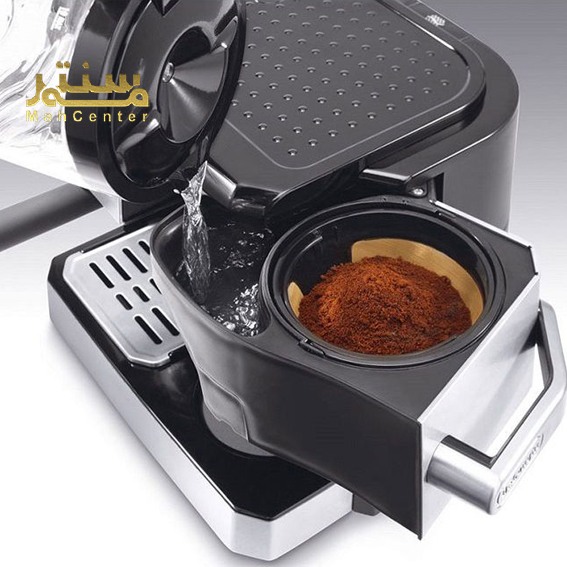 تصویری از پارچ آب در حال پرکردن مخزن آب اسپرسوساز