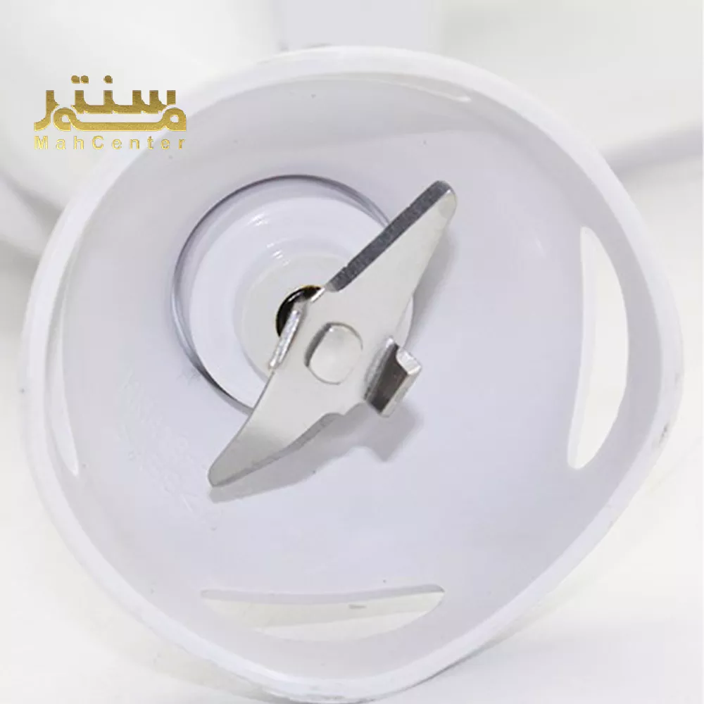 به طور خاص، تصویر بر روی تیغه فلزی و قسمت اتصال آن به بدنه دستگاه متمرکز شده است.