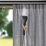 دستگاه بخارگر AEG در حال صاف کردن چین‌وچروک پرده.