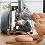 چرخ گوشت بوش ProPower 2000 وات در حال تهیه سوسیس دستی.