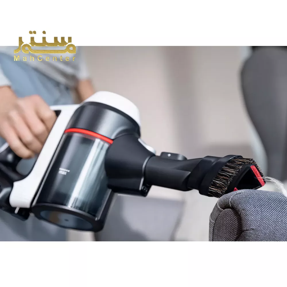 `تصویری از یک جارو شارژی مشکی و سفید Bosch با یک باتری جداشونده، نشان‌دهنده قابلیت استفاده مشترک باتری در ابزارهای مختلف برقی همان برند، شامل اره، دریل و ابزارهای دیگر.`