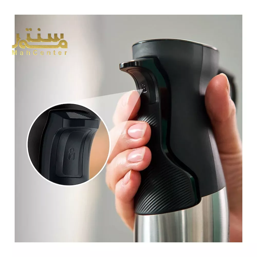 بخشی از یک بلندر دستی را نشان می‌دهد که بر روی دسته آن تمرکز دارد