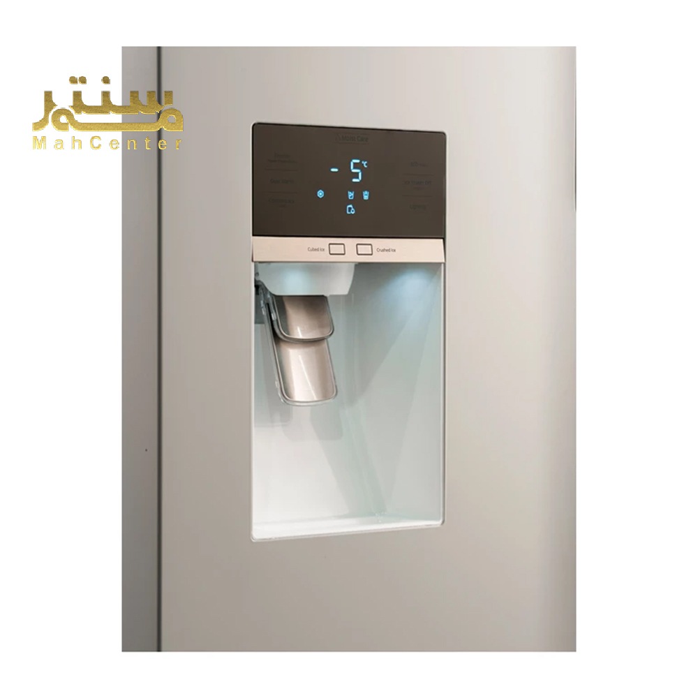 این تصویر یک یخچال را از نمای نزدیک نشان می‌دهد که قسمت آبسردکن آن در تصویر مشخص است.