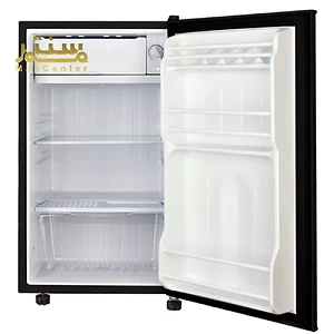 این تصویر یک یخچال کوچک (mini-fridge)  با درب باز را نشان می‌دهد.