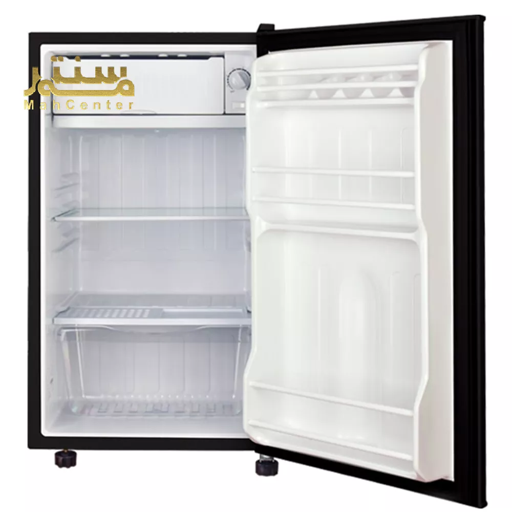 این تصویر یک یخچال کوچک (mini-fridge)  با درب باز را نشان می‌دهد.