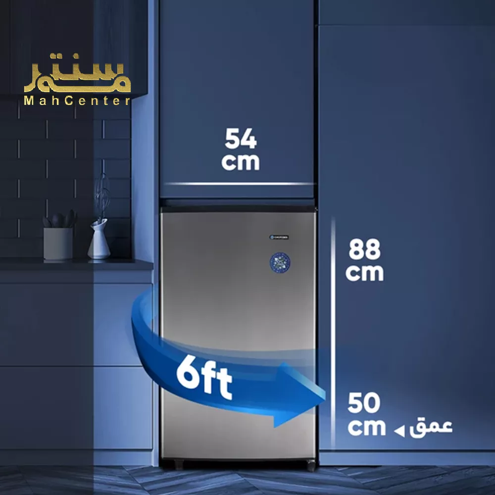 این تصویر یک یخچال ایستاده نقره ای رنگ را نشان می دهد که در یک فضای داخلی قرار گرفته است.