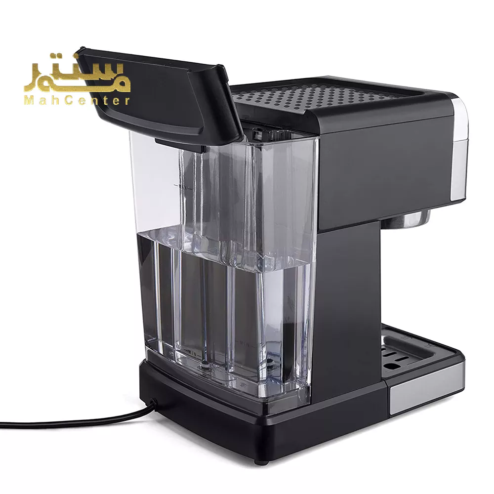 یک دستگاه اسپرسو ساز را نشان می‌دهد که مخزن آب آن باز شده است. این بخش از دستگاه برای نگهداری آب مورد نیاز برای تهیه قهوه استفاده می‌شود.