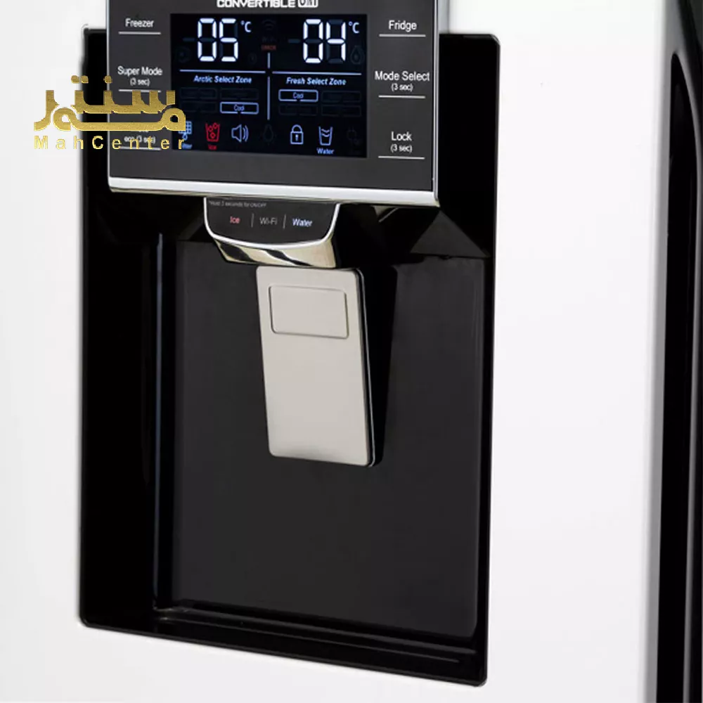 این تصویر یک نمای نزدیک از صفحه نمایش و کنترل پنل یک یخچال فریزر را نشان می‌دهد.