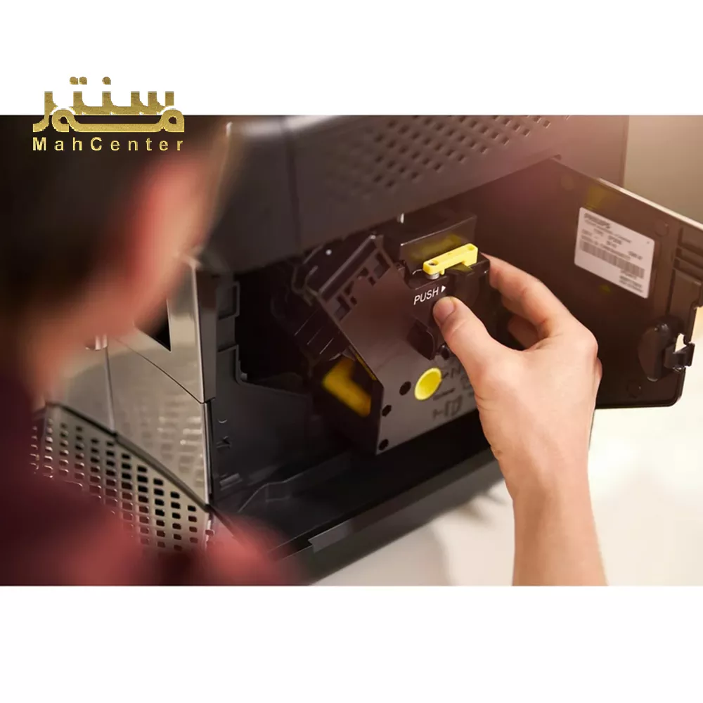 این تصویر یک دستگاه قهوه ساز فیلیپس (Philips) را نشان می دهد که در حال آماده سازی قهوه است