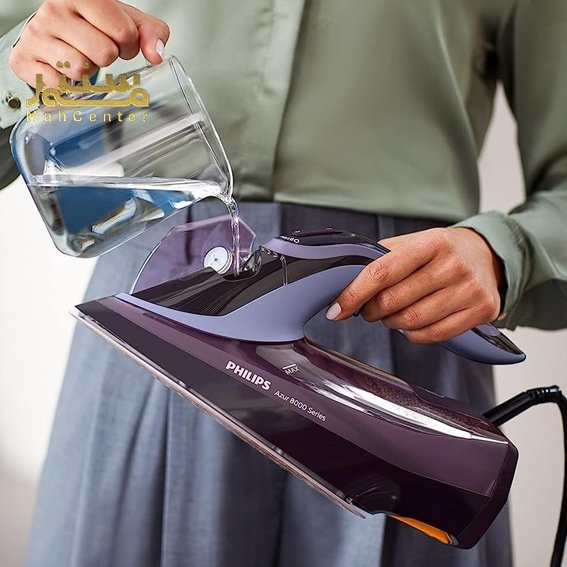 یک تصویر از فردی که در حال پر کردن مخزن آب اتوی بخار فیلیپس مدل Azur 8000 Series است.