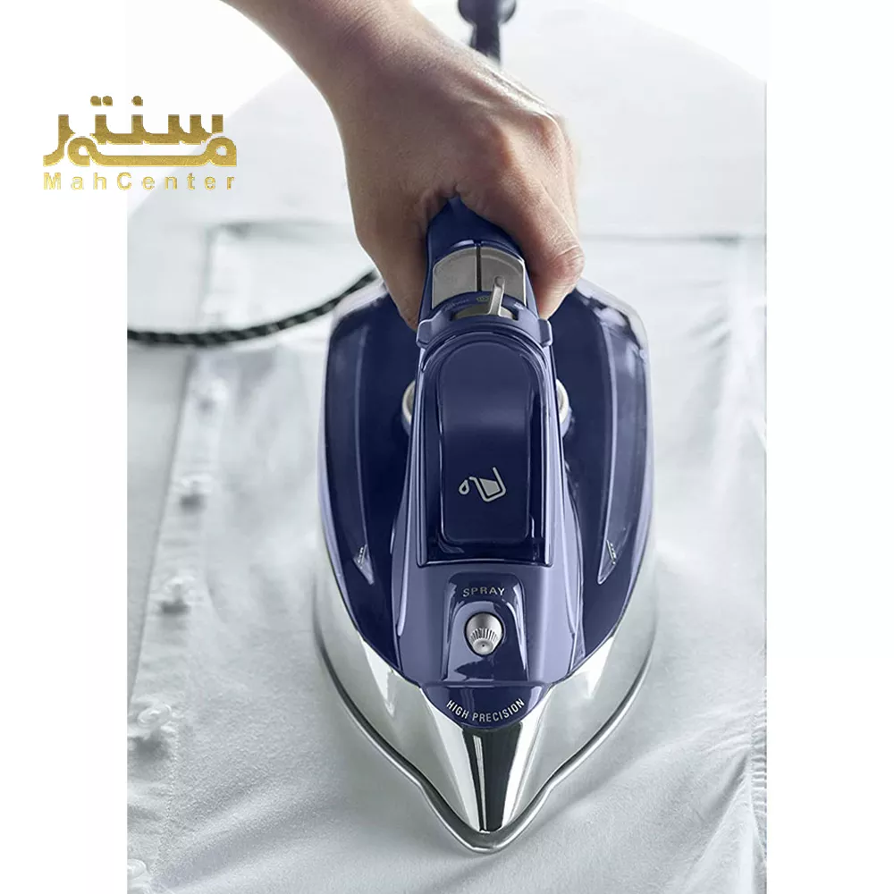 این تصویر یک اتوی بخار دستی با طراحی ارگونومیک را نشان می‌دهد که در حال صاف کردن لباس است.