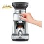 این تصویر یک آسیاب قهوه برند سیج (Sage) را نشان می دهد که مدل آن "The Dose Control Pro" است.