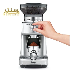 این تصویر یک آسیاب قهوه برند سیج (Sage) را نشان می دهد که مدل آن "The Dose Control Pro" است.