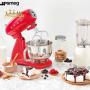 یک همزن برقی قرمز رنگ SMEG با طراحی کلاسیک در کنار یک آسیاب کوچک و ظرفی پر از مواد اولیه پخت کیک و شیرینی قرار دارد.