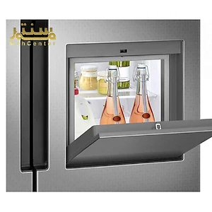 یخچال به رنگ نقره‌ای است و دارای یک بخش جداگانه است که درب آن باز شده و محتویات داخل آن قابل مشاهده است.
