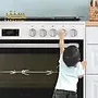 اجاق گاز دارای چندین شعله گازی با اندازه‌های مختلف است که برای پخت و پز انواع غذا استفاده می‌شود.