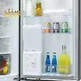 در قسمت پایین یخچال محفظه‌ای برای نگهداری میوه و سبزیجات دیده می‌شه.