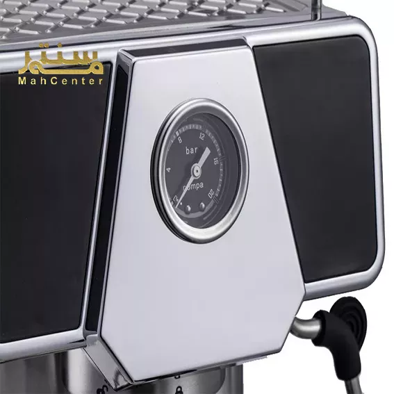 تصویر یک قسمت از دستگاه اسپرسوساز را نشان می‌دهد که شامل گیج فشار (مانومتر) برای نمایش فشار بخار است.