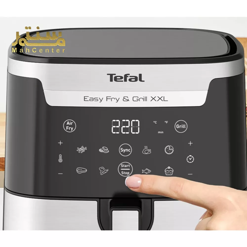 تصویر، نمای نزدیک از قسمت جلویی سرخ کن را نشان می‌دهد که پنل کنترل دیجیتال آن در مرکز کادر قرار گرفته است.