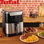 سرخ‌کن چندکاره تفال Easy Fry & Grill XXL روی میز آشپزخانه با غذای آماده شامل استیک، سیب‌زمینی سرخ‌کرده، کلم بروکسل و مافین.