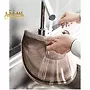 نمای نزدیک از یک دست که در حال پرکردن مخزن اتو