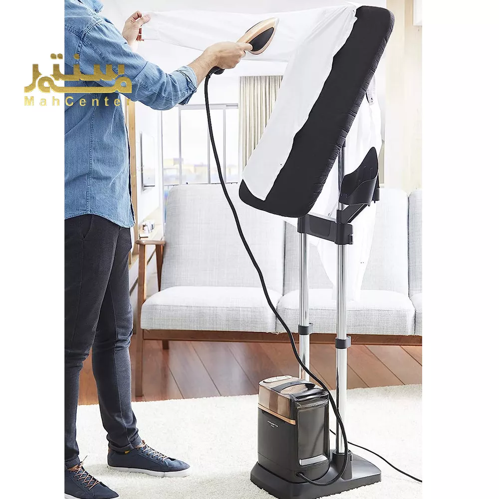 تصویر مردی که در حال اتوکشی پیراهن با بخارگر تفال می باشد