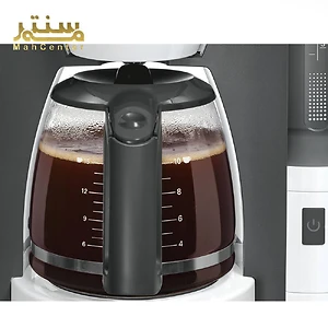 این تصویر یک قهوه ساز برقی مدرن و پیشرفته را نشان می‌دهد. این قهوه ساز با طراحی جذاب و امکانات متنوع، ابزاری کارآمد و مفید برای تهیه قهوه تازه و با کیفیت به نظر می‌رسد.