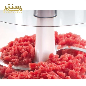 یک نمای نزدیک از گوشت چرخ کرده در یک غذاساز بوش.