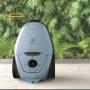 این تصویر یک جاروبرقی Electrolux مدل PURE D8.2 Silence را نشان می‌دهد که در یک پس‌زمینه با برگ‌های سبز قرار دارد.