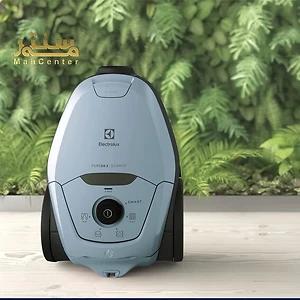 این تصویر یک جاروبرقی Electrolux مدل PURE D8.2 Silence را نشان می‌دهد که در یک پس‌زمینه با برگ‌های سبز قرار دارد.