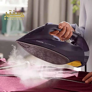 اتو بخار فیلیپس مدل Azur 7000 در حال بخاردهی روی لباس.