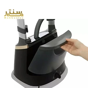 یک اتو بخارگر فیلیپس مشکی و نقره ای با یک نازل بزرگ و یک مخزن آب در یک پس زمینه سفید قرار دارد.