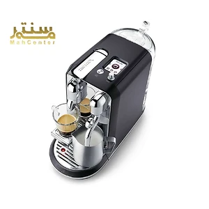 یک دستگاه قهوه ساز Nespresso Creatista Plus مشکی نشان داده شده است که دو فنجان قهوه و یک پارچ شیر را در پس زمینه سفید می ریزد.